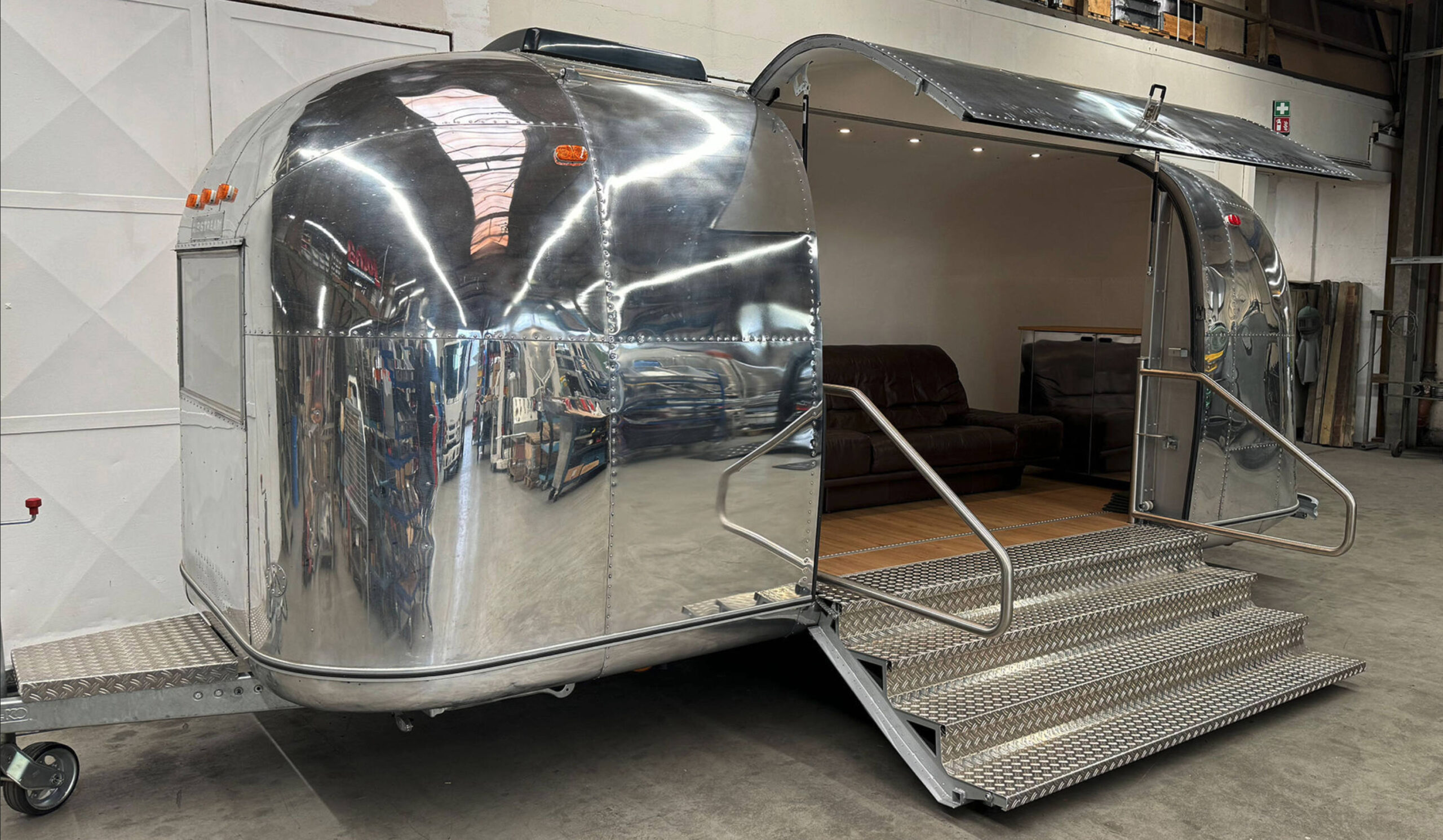 Airstream "Alma" Safari 22 FT Showroom / Mobile Bühne